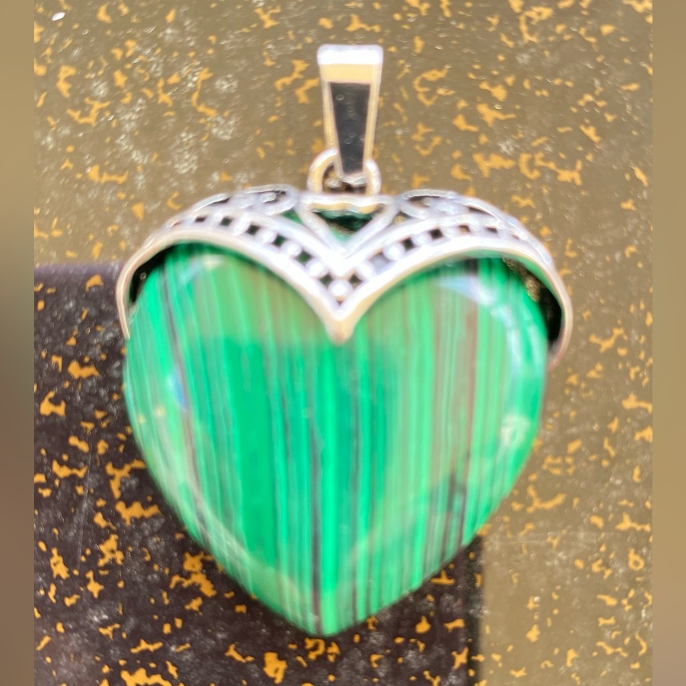 Green Malachite Heart Gemstone Crystal  Pendant Necklace - Picture 5 of 8